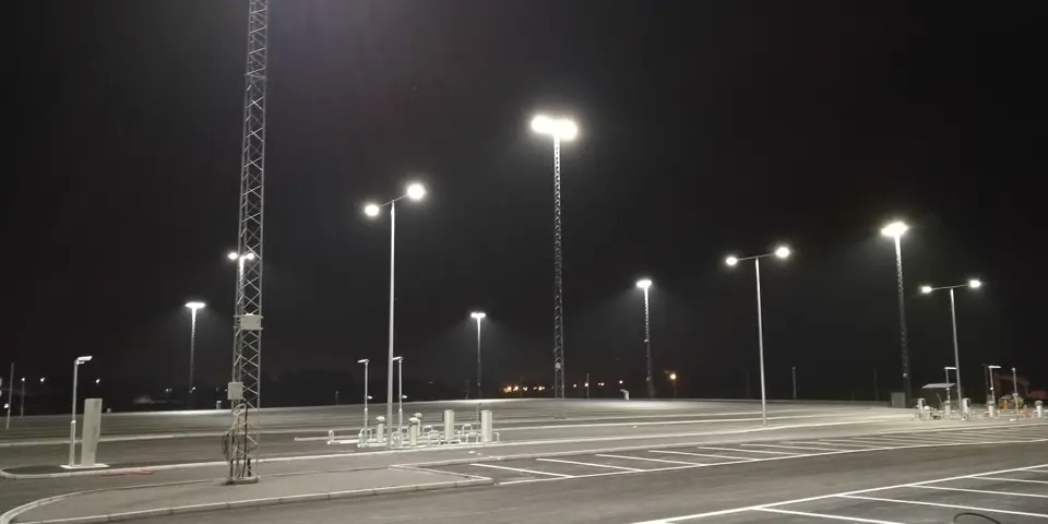 Högmaster på en parkering vid Arlanda